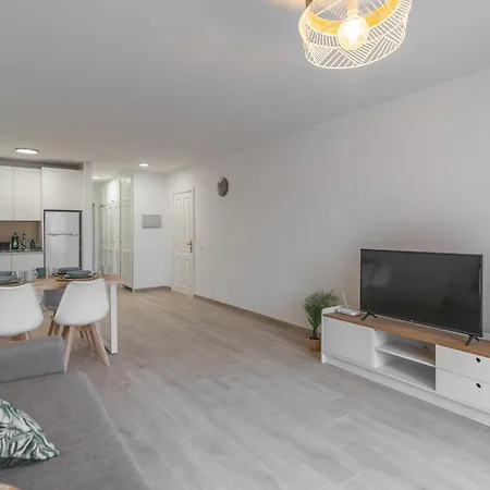 Atlantic Breeze, Bright Big Terrace, Pool, Wifi *